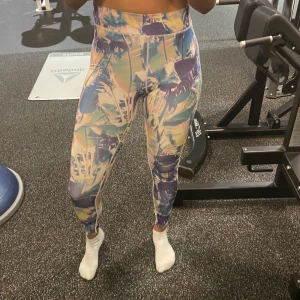 mönstrade träningtights  - mönstrade träningstights från soc i storlek 38, hög i midjan med tight band, sitter bra, väldigt stretchiga och bekväma