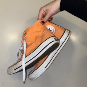 Persikofärgade converse - Persikofärgade converse i storlek 39, kan tvättas av lite grann. Flera intresserade så buda från 300 om ni är intresserade :)