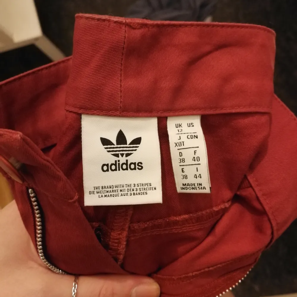 Ett par cargo pants i Adidas märket. Skulle säga att färgen är en urtvättad röd. Jätte bekväma men inte min stil längre. . Jeans & Byxor.