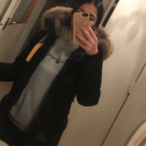 Parajumper nyskick - Helt ny parajumper jacka, korta modellen. Köpte den 14 november  kan ej lämna tillbacks pga lapparna,kvitto finns. Säljer den då jag har fått en annan jacka.  Har oxå den svarta,röda märket. Samt garanti ett år hos johnells.  Själv har jag storlek XS men den är XXS som sitter fint. Frakten ingår