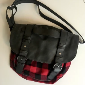 H&M AXELREMSVÄSKA - Snygg, helt oanvänd, axelremsväska från H&M, lapp kvar 🔥✨ Gott om utrymme och två fack att ha sina stuuuff i 👌🏻