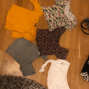 Toppar - Alla toppar för 150 kr. Skriv om ni bara vill ha en så diskuterar vi ett pris !