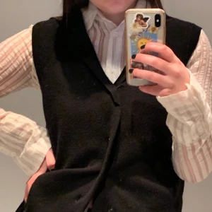 Svart väst - Den skönaste västen av italienskt märke. Så fin som den är eller över skjortor och tshirts t.ex. I superbra skick!