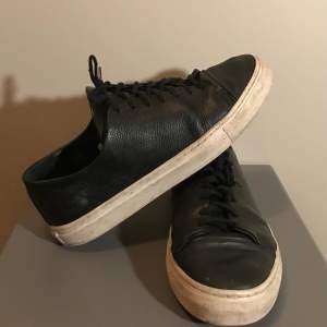 Skor från Axel Arigato i svart läder. Strl 42. Bra skick  och mycket omtyckta skor. Säljer pga använder ej längre. Köparen står för frakt, kan också mötas i Gbg 👌