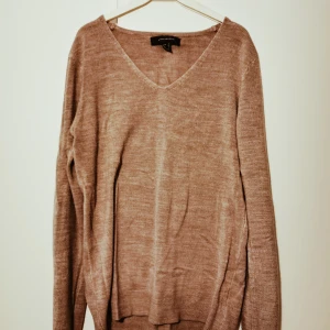 V-ringad beige finstickad tröja - Beige v-neck tröja från Primark. Använd i stall, men tvättad och fortfarande gott skick. Skönt material. 