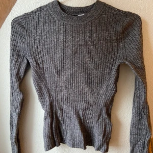 Grå tröja med lite polokrage - Vanlig grå basic tröja med liten polokrage, knappast använd, frakten är inte inkluderad💕