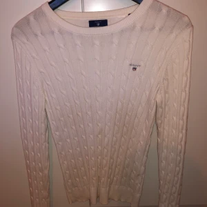 Gant  - Ribbad gant-tröja i fint skick. Använd kanske 10 gånger. Inköpspris 1300kr.