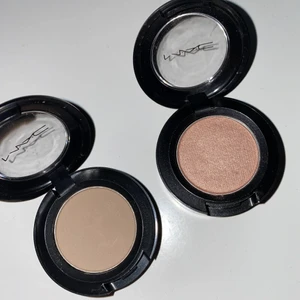 Mac ögonskuggor - Aäljer två ögonskuggor från mac, aldrig använda! I färgen naked lunch och omega. Båda två för 200kr. 1 för 125kr.
