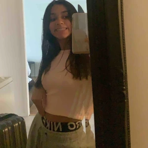  - säljer denna fina adidas topp för 200 då nypris är 400 använd typ 2 gånger max