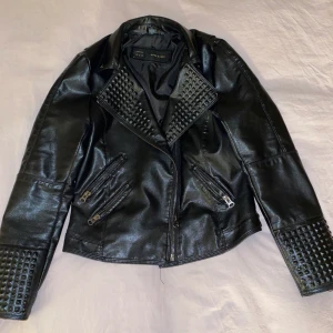 Skinnjacka  - Imitation skinnjacka. Jättebra kvalitet, nästan oanvänd. Köpt i italiensk affären.