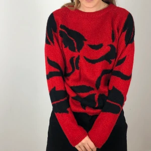 röd och svart stickad tröja - vintage handsstickad röd & svart tröja❤️ skick: 9/10. passar strl XS-L