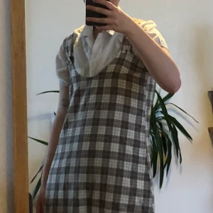 Vintage supersöt klänning  - Finaste klänningen, köpt på myrorna för ett par år sen. Verkar va hemgjord. Har några år på nacken så den ser inte ny-ny ut, men ändå hel överallt o så! Lös passform, skulle säga S-M, kke större/mindre.Så gullig med ex. En skjorta under elr bälte i midjan