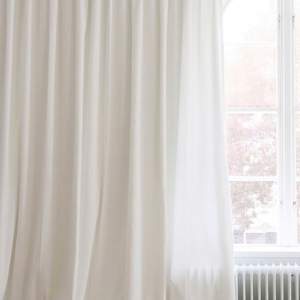 Säljer 4 längder av mina vita gardiner bred 1,40 cm längd 2,50 cm 🌸💜💫🧡