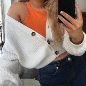 kofta - en jättefin vit kofta. I superbra skick