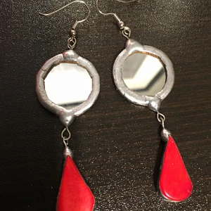 Örhängen - Örhängen aldrig använda, fått i present. Fina med röd sten. Med runda små speglar eller vad man ska säga. Ni fattar.