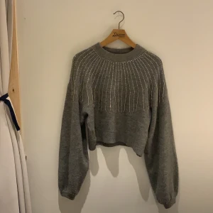 Myströja - Sticks ej!!  En av istapparna på baksidn har åkt av, syns inte vid användning då tröjan är pösig exakt där. Armarna är långa o mysiga. Tröjan sitter snyggt då den är croppad. Jag som är väldigt obekväm med croppade tröjor ÄLSKAR denna. 