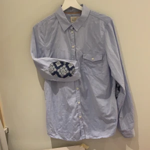 Skjorta med cool detalj - En perfekt julklapp till mamma eller mormor/farmor. Eller till sig själv o en najs casual outfit. 