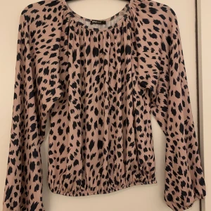 Svart och rosa blus med ballongärmar💕 - Säljer min svart prickiga blus från Gina tricot. Nyskick, använd 2 - 3 ggr. Hör av dig för fler bilder💕