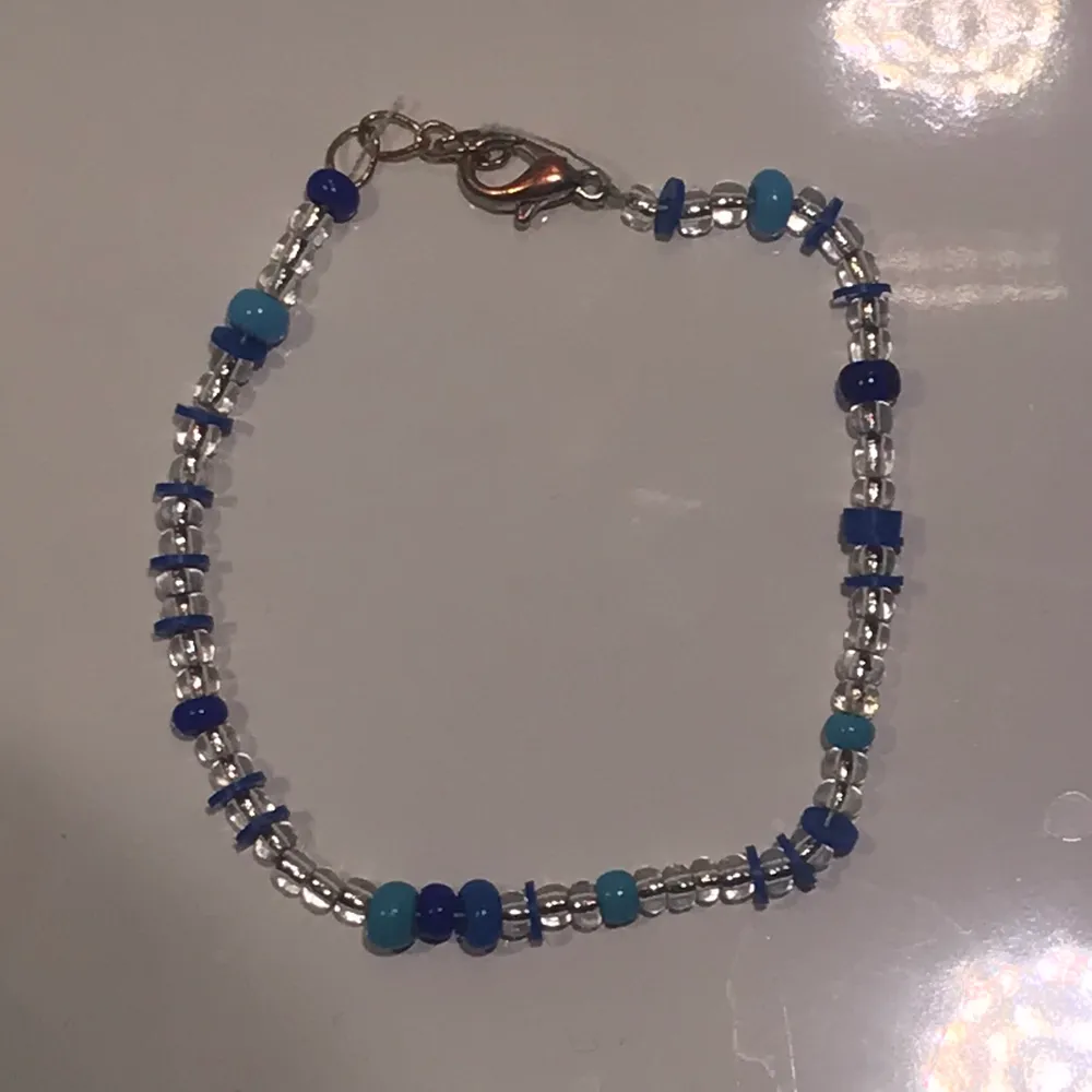 jättefint blått armband av pärlor 🐬🤍 egen gjort men bra kvalitet!. Accessoarer.