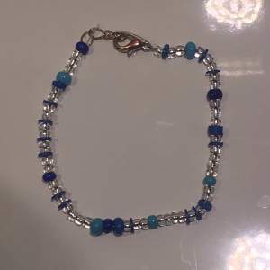 jättefint blått armband av pärlor 🐬🤍 egen gjort men bra kvalitet!