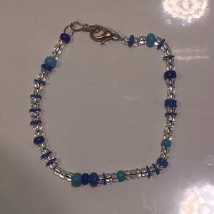 jättefint blått armband av pärlor 🐬🤍 egen gjort men bra kvalitet!