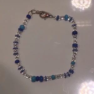 pärlarmband - jättefint blått armband av pärlor 🐬🤍 egen gjort men bra kvalitet!