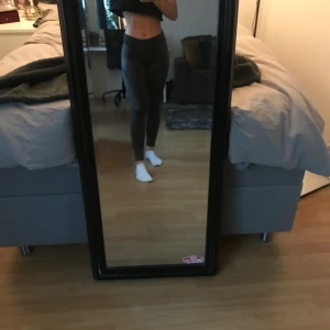 Träning  - Sköna stretchiga tights för träning i en mörkgrå färg med lite mönster på sidorna som ger en fin kontrast.