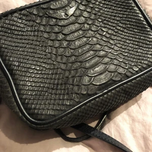ZADIG & Voltair  - Zadig väska, i orm imitation, NYSKICK, super fin och användbar till exakt allt. Svarta detaljer, onesize. 900kr nypris ca 2500kr! 