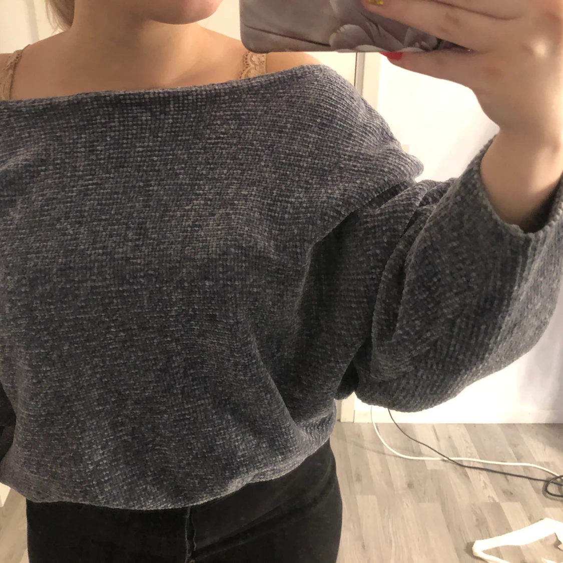 Stickad offshouldertröja - 91