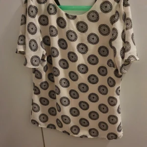 Top - storlek 32. står inte för frakten och djur finns i hemmet ute på fler sidor