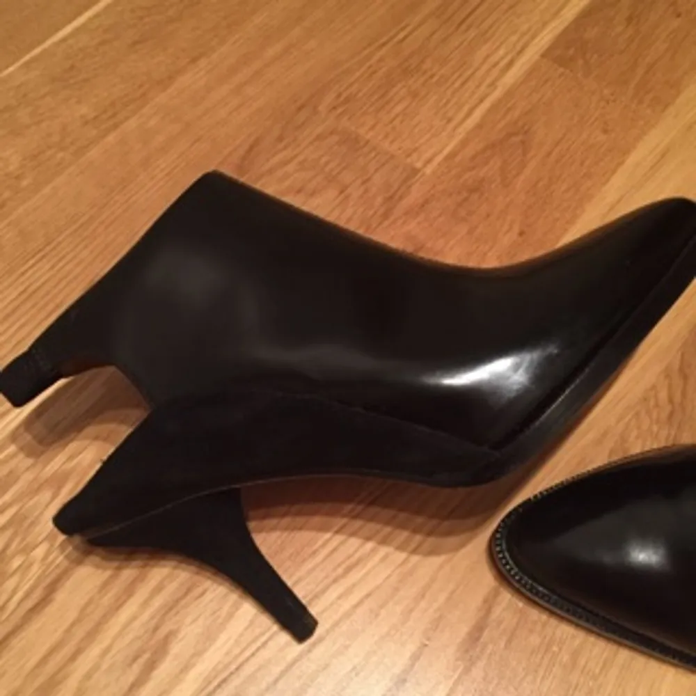 Snygga svarta skor från & Other Stories.
Aldrig använda. Normala i storlek.
. Skor.