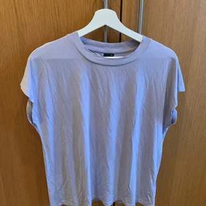 T-shirt Bik Bok - Lila t-shirt från Bik Bok. Stl. M, väldigt mjuk t-shirt.