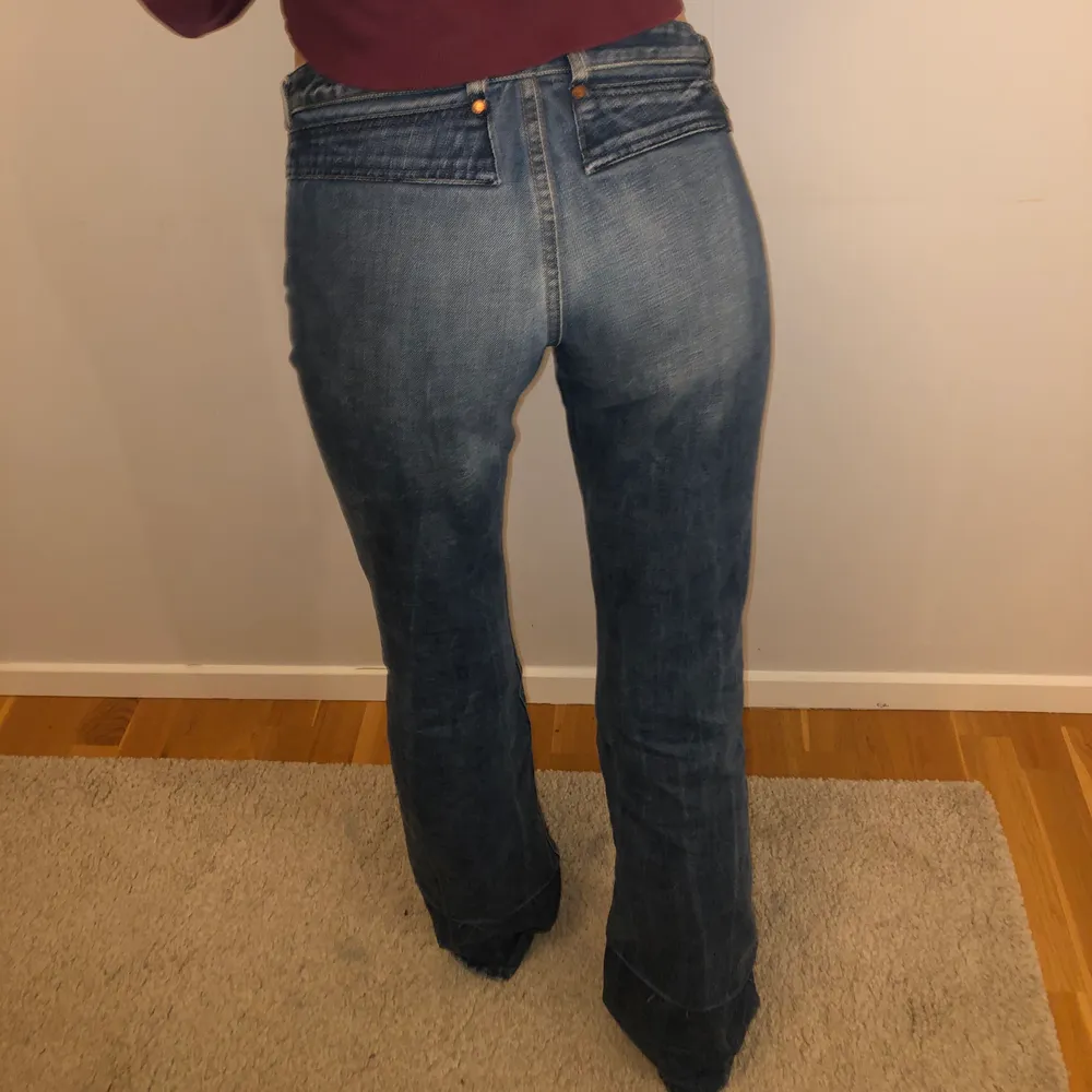 Så coola å snygga jeans med superfina detaljer. Väldigt bra skick, perfekta bootcut jeansen!💖. Jeans & Byxor.