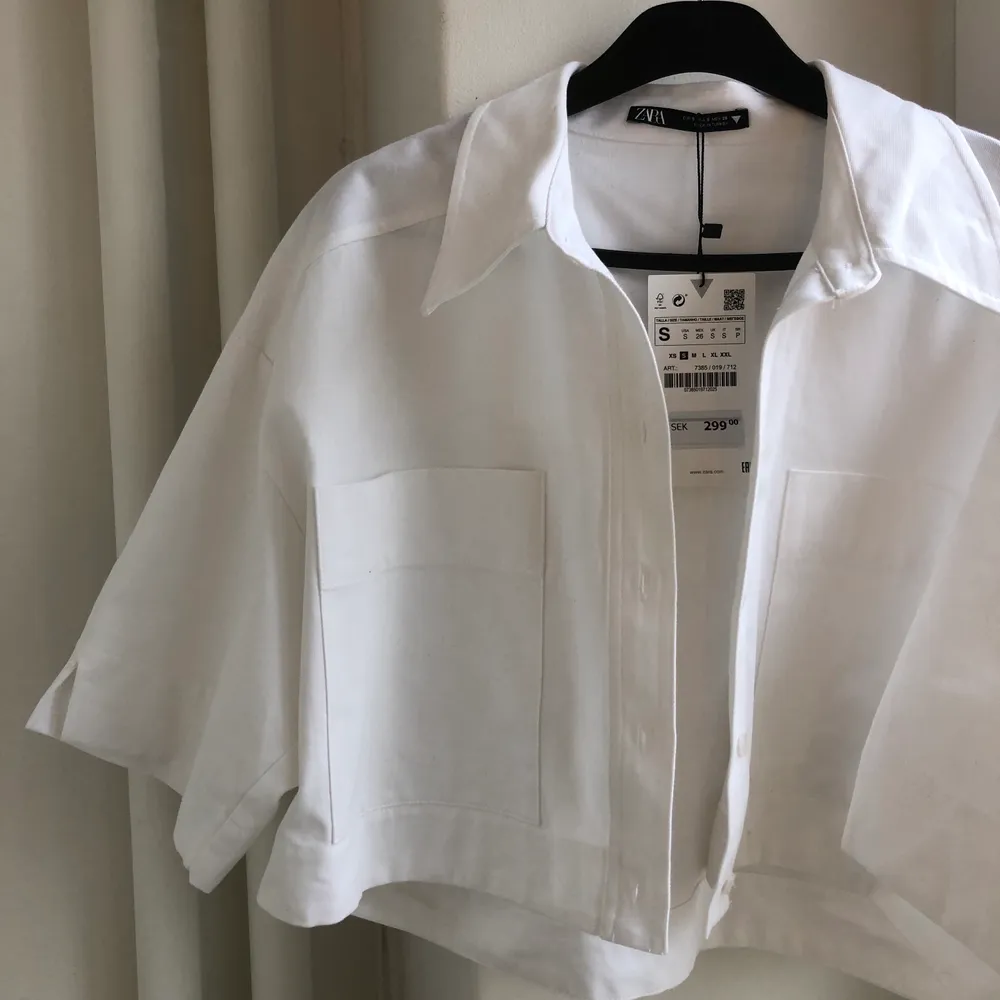 RIKTIGT snygg croppad vit skjorta från Zara. Aldrig använd - Prislapp kvar.. Skjortor.
