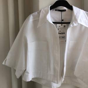 RIKTIGT snygg croppad vit skjorta från Zara. Aldrig använd - Prislapp kvar.