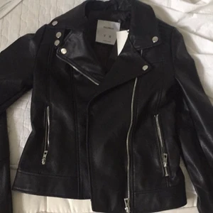Skinnjacka ny - Jag säljer min helt nya skinnjacka från Pull&bear, aldrig använd endast testad för att ta bilden ni ser längst bak. Både möts och fraktas, hör av er vid intresse eller frågor. Storlek S 