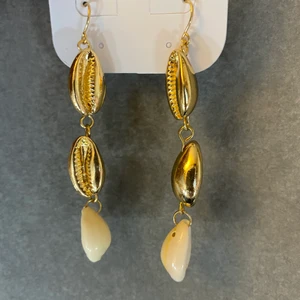 Snäck örhängen - Helt oanvända örhängen med små snäckor 💕 Supergulliga!!