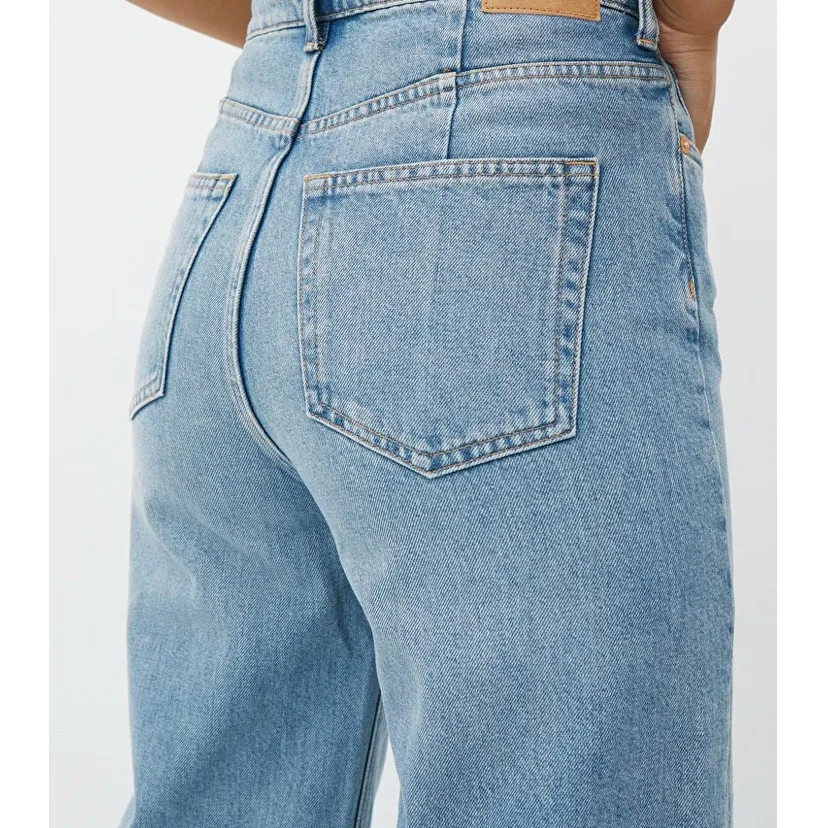 Snygga trendiga jeans från weekday! Säljer då jag har för många jeans 💕💕 Priset är inklusive spårbar frakt så passa på!! <33. Jeans & Byxor.