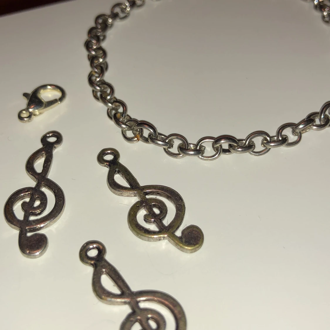 Armband med berlocker  - 91