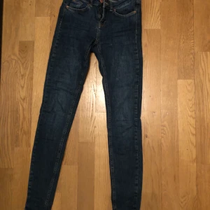 Mörkblå Jeans - Mörka midwaist-jeans! Säljer pga växt ur, jag brukar ha 34 eller xs/s:) köpte för 400 kr.