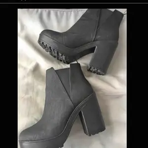 10 cm klack  Svarta boots helt nya 