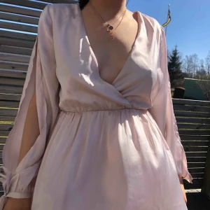  - Jättefin rosa klänning i glansigt tyg från Nelly. Använd 1 gång. 💕 strl 38 men passar 36 med. Man knyter längst ner på armarna så det är öppet på sidorna. Pris kan diskuteras. Köparen betalar frakt💜