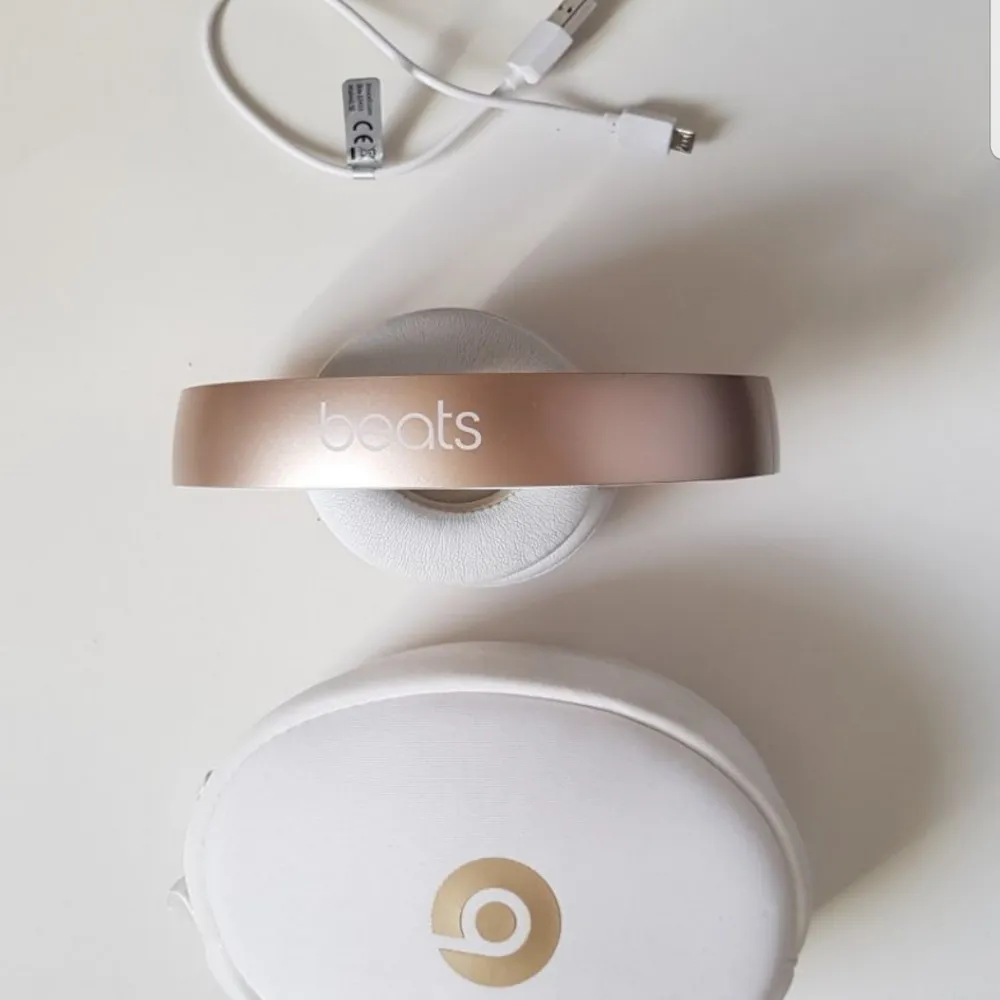 Beats Solo3 Wireless - Beats by Dre i färgen rosé  I fin skick, hela och rena!  Säljs pga att jag köpt Bose hörlurar.. Övrigt.