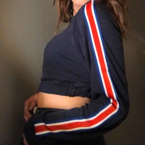  - Sweatshirt från bikbok med snygga detaljer på ärmarna. Supermjuk. Croppad med resår i midjan. 