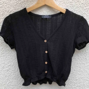  - Snygg kofta från Bershka! Använd 1 gång, säljer pga lite för liten (den är ganska liten i storleken). Kan skicka bild på hur den sitter på mig i pm! Frakt tillkommer. 🖤🖤