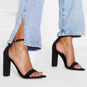  - Par klackskor som är svarta och spetsiga till där fram. Väldigt bekväma och kan justeras där uppe vid klacken. Säljer pga har redan ett par andra. Frakt tillkommer 