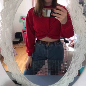 SÖT, RÖD, CROPPAD HOODIE - Säljer en söt, röd, croppad tröja. Använd en gång!! Frakt tillkommer:) kan användas som vanlig tröja eller träningströja 