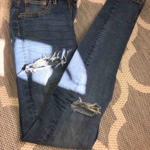  - Byxor från lager 157 i modellen snake. De är högmidjade och har hål på båda knäna samt ett hål på höger lår. De är i fint skick och är väldigt stretchiga. Kontakta mig om du har frågor 😇