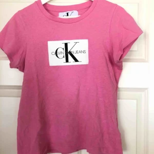  - Ljus rosa jätte fin Calvin Klein t-shirt💗 