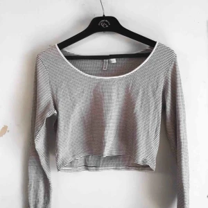  - Somrig långärmad magtröja! Kan mötas upp i Kristianstad med omnejd eller fraktas mot kostnad.